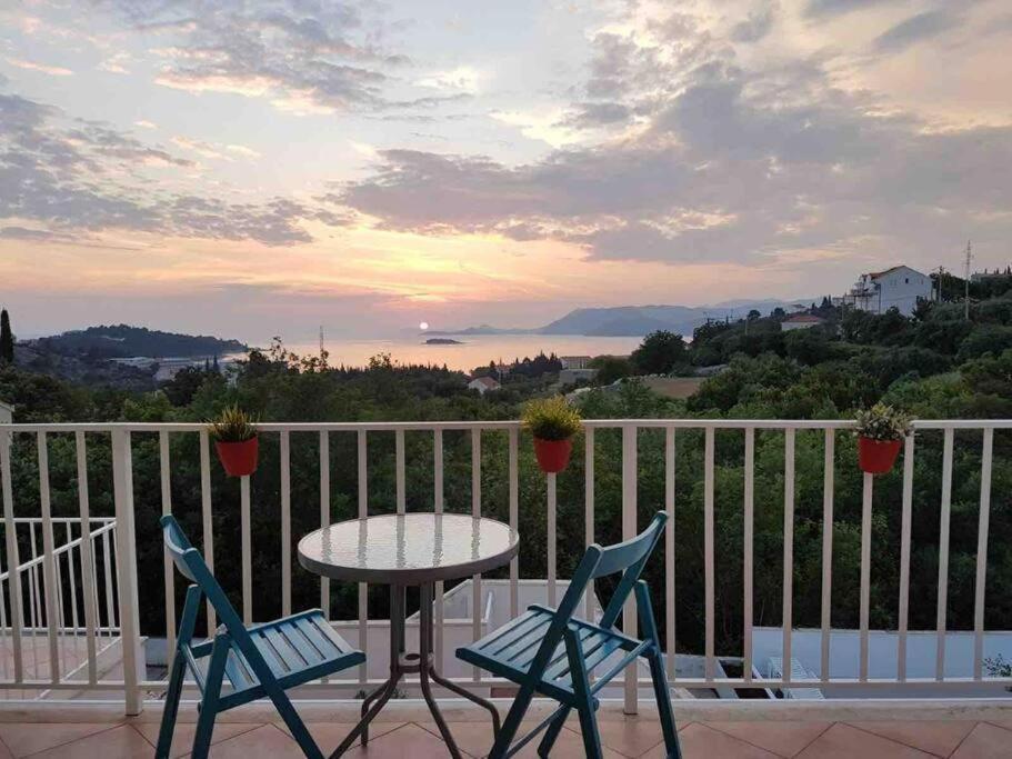 Lovely Split Level Apartment With Sea View, Pool, Free Parking And Wifi Cavtat Extérieur photo